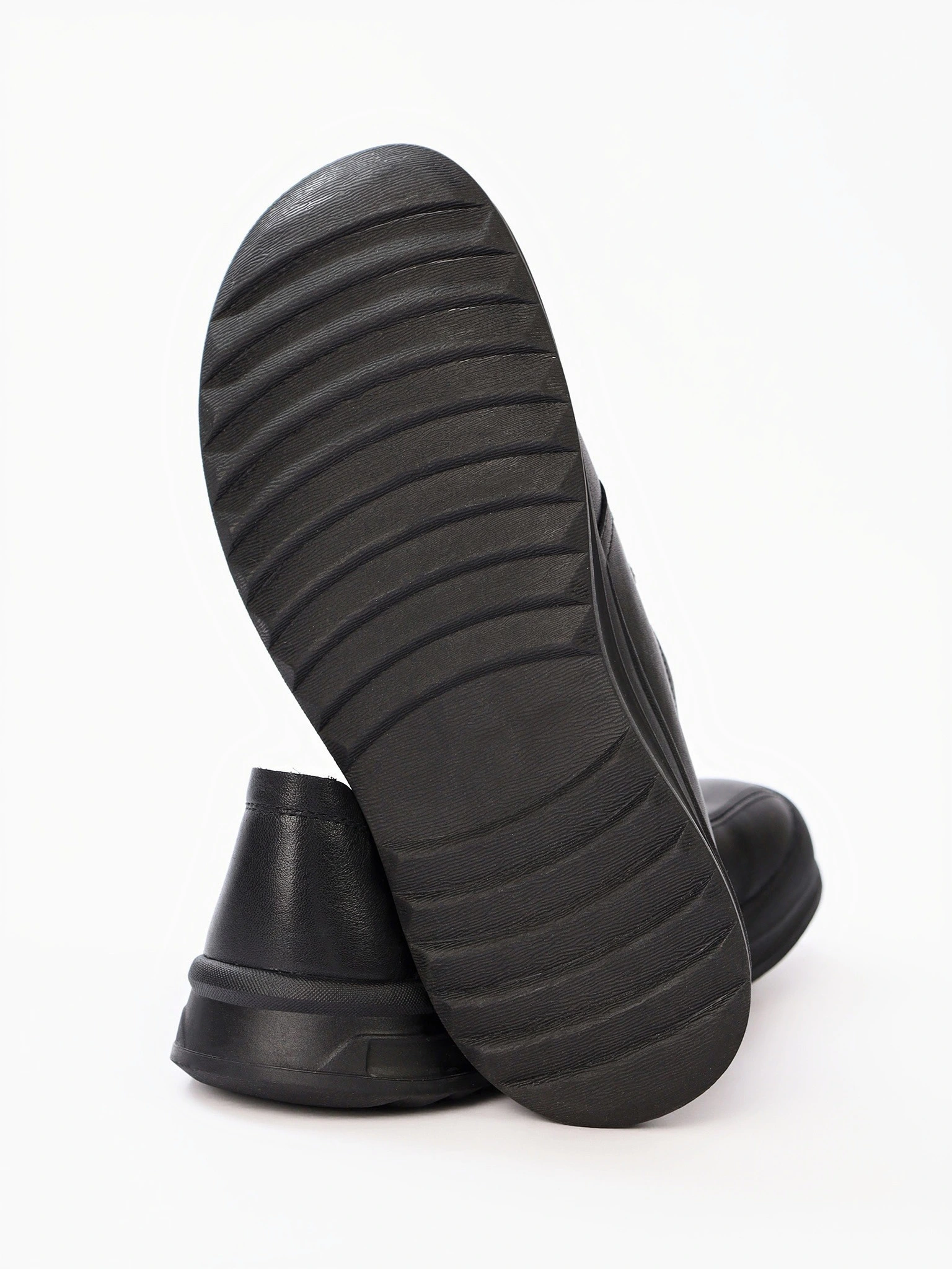 Туфли черного цвета из натуральной кожи на низкой подошве